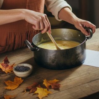 🌿 Podzimní klid v naší mýdlárně 🍂 Když se listí zbarví do zlata a začne slétat k zemi, v naší mýdlárně už máme Vánoce a...