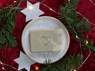 U nás na eshopu ani v krámku už si mýdlo sice do Vánoc koupit nestihnete, přesto můžete zkusit ještě některého z našich...